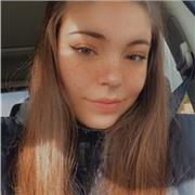 Profesora de dibujo que ofrece clases online para niños